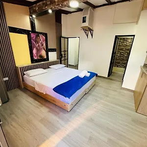 https://lares-70-laureles.colombiamedellinhotels.com
